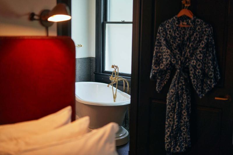 Superior King Suite image 4