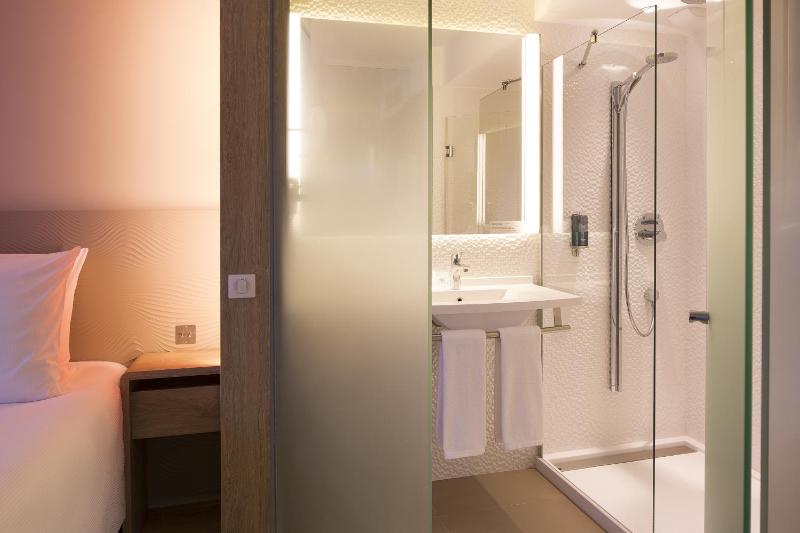 Standard Double or Twin Room image 4