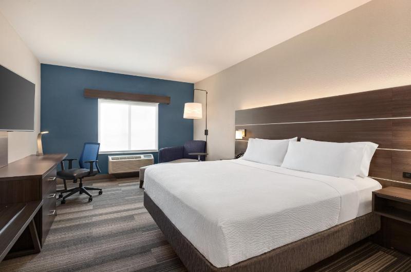 Standard King Room image 4