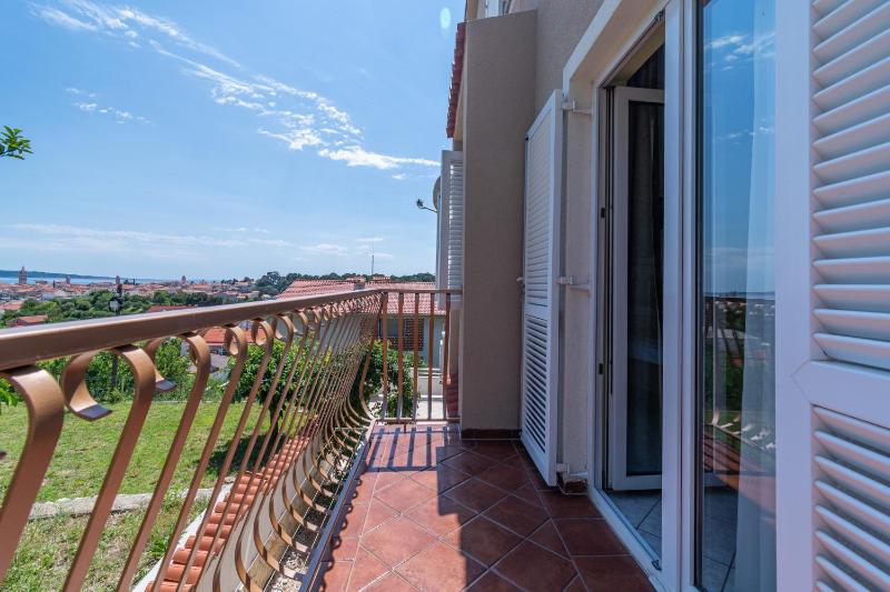 One-Bedroom Apartment with Terrace and Sea View image 4