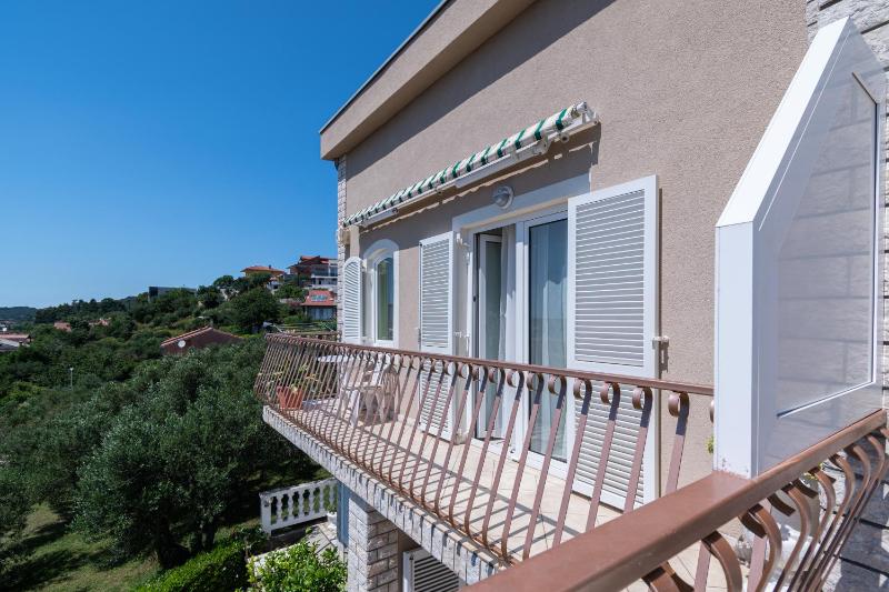 One-Bedroom Apartment with Balcony and Sea View image 3