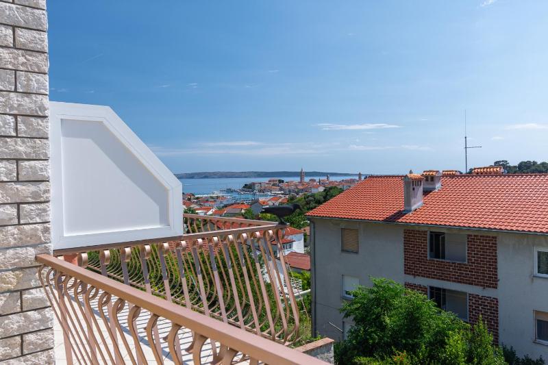 One-Bedroom Apartment with Balcony and Sea View image 2