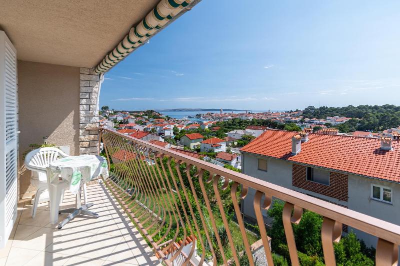 Two-Bedroom Apartment with Balcony and Sea View image 3