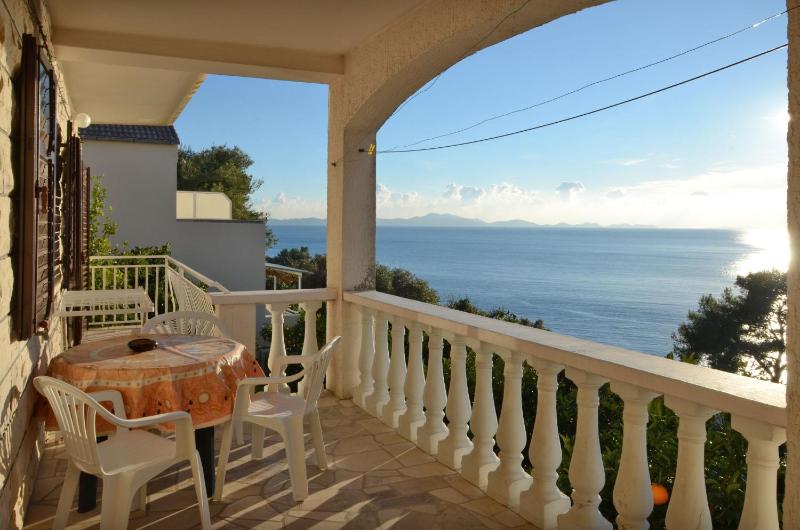 Three-Bedroom Apartment with Terrace and Sea View image 3