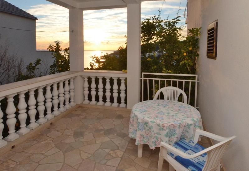 Three-Bedroom Apartment with Terrace and Sea View image 2