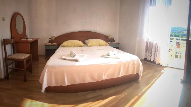 One-Bedroom Apartment with Balcony and Sea View image 1