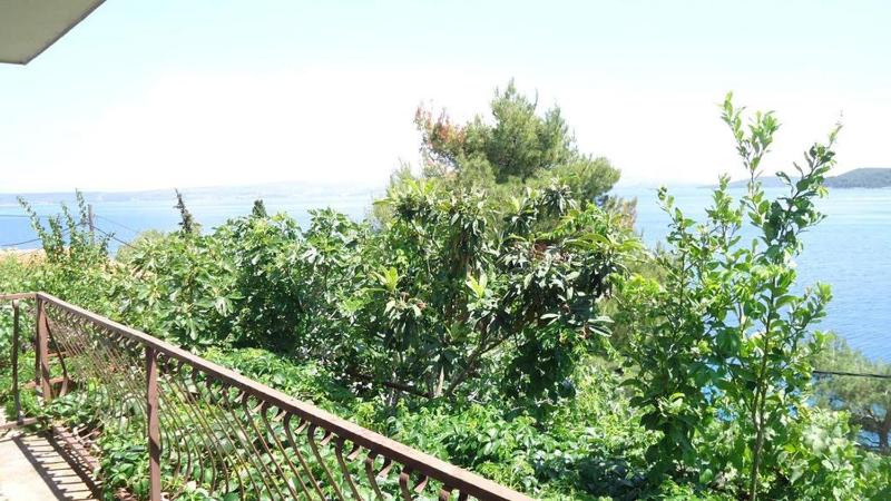Three-Bedroom Apartment with Terrace and Sea View image 3