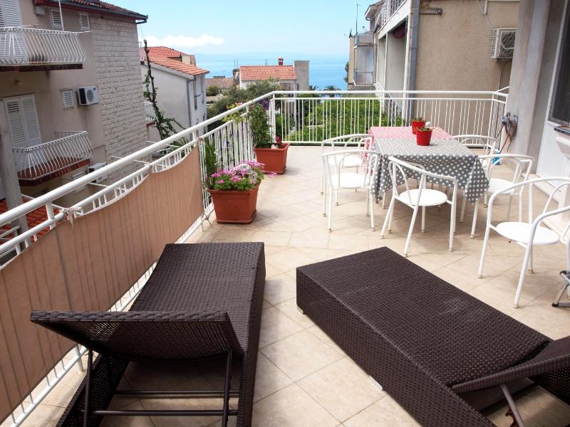 Three-Bedroom Apartment with Terrace and Sea View image 4