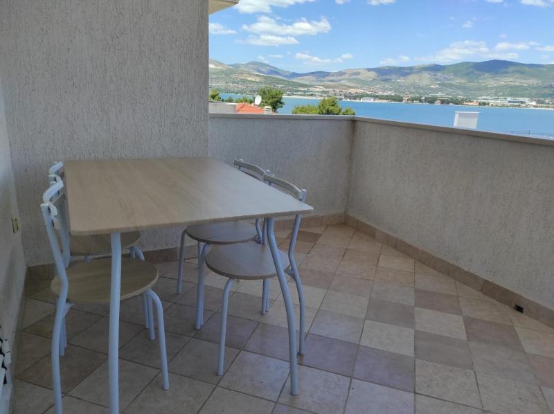 One-Bedroom Apartment with Terrace and Sea View image 3