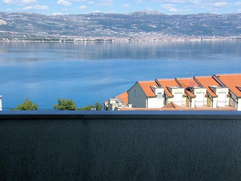 One-Bedroom Apartment with Terrace and Sea View image 2