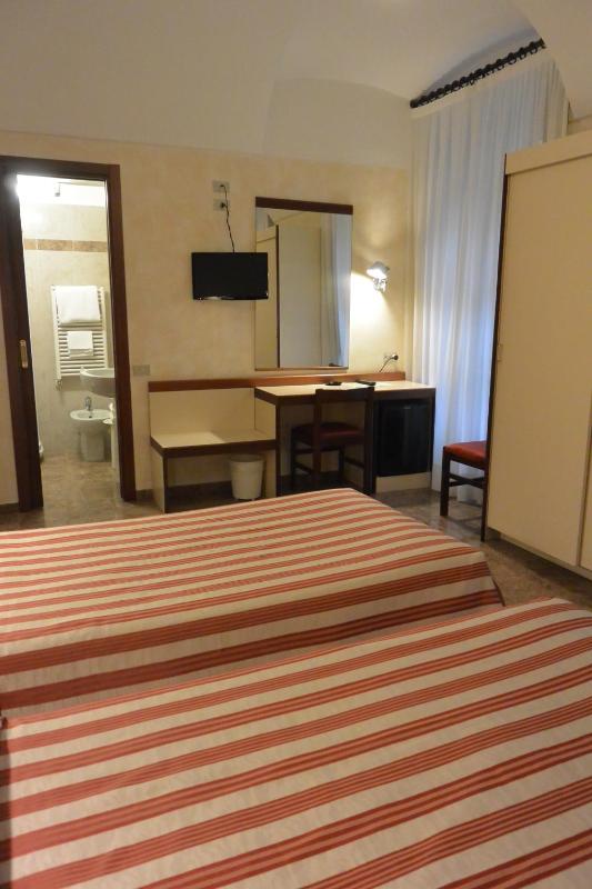 Economy Triple Room image 2