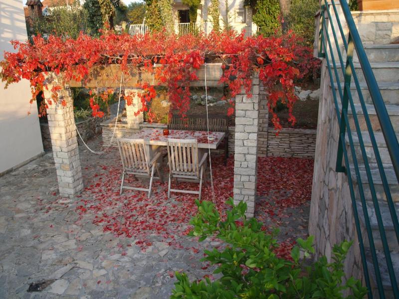 Holiday house with a parking space Splitska Brac - 16530 - image 2