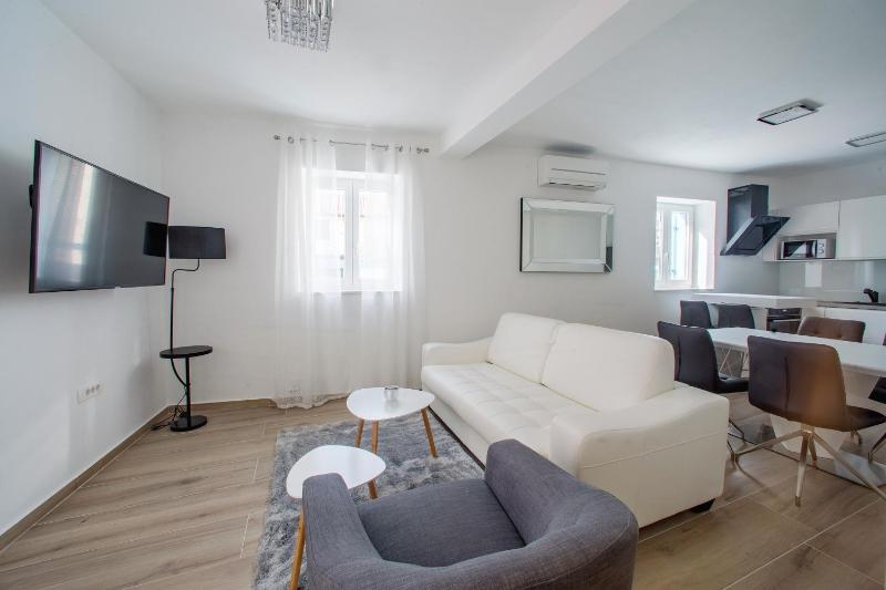 One-Bedroom Apartment image 1
