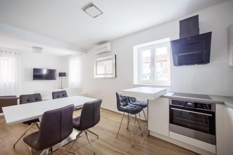 One-Bedroom Apartment image 4