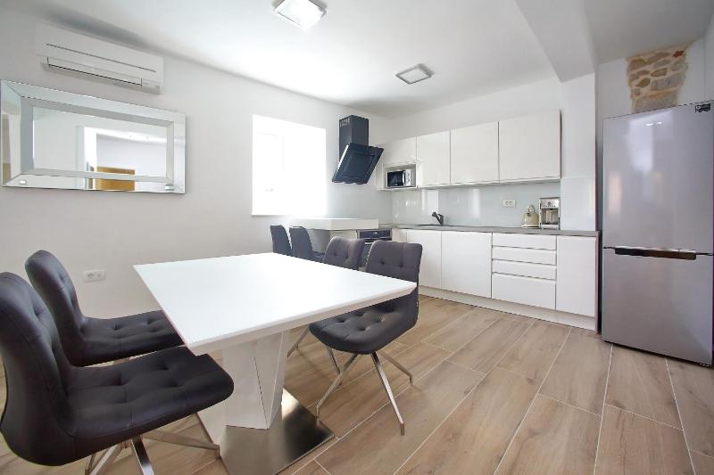 One-Bedroom Apartment image 3