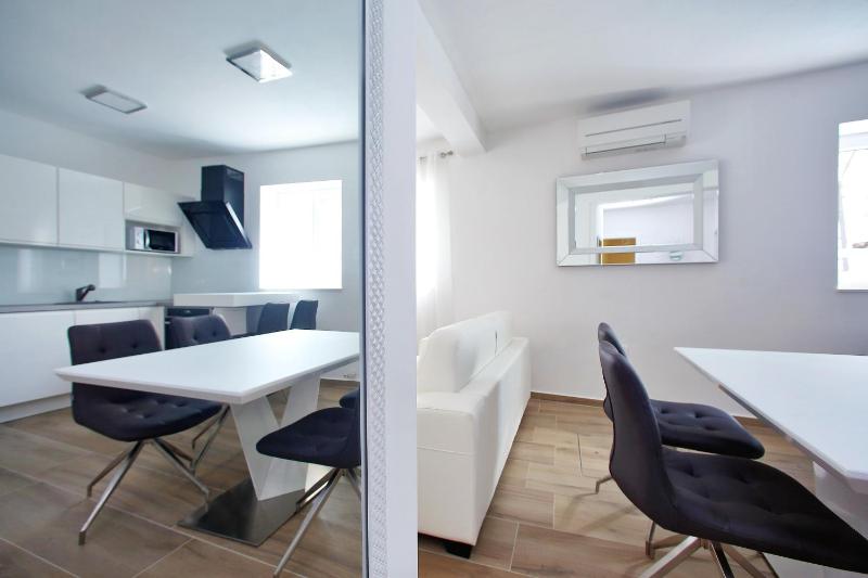 One-Bedroom Apartment image 2