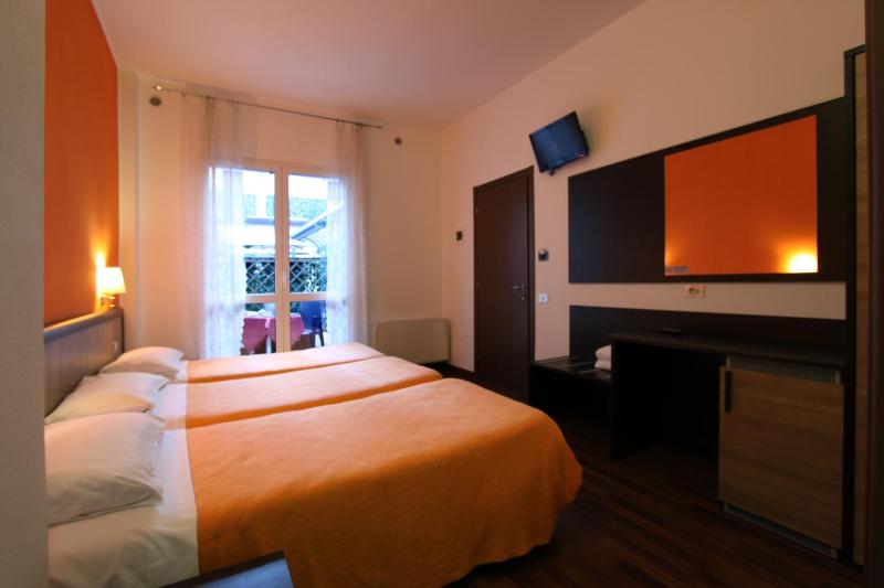 Triple Room with Balcony image 3