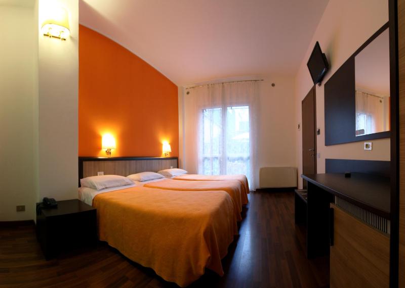 Triple Room with Balcony image 2