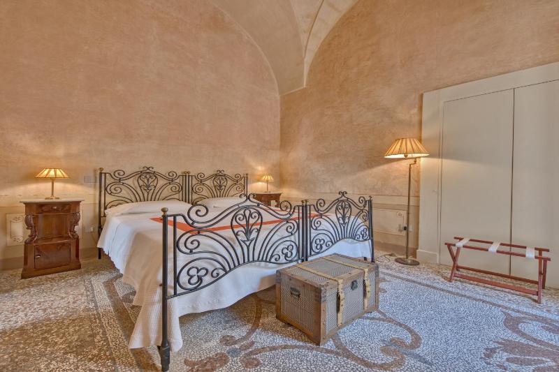 Deluxe Double Room image 2