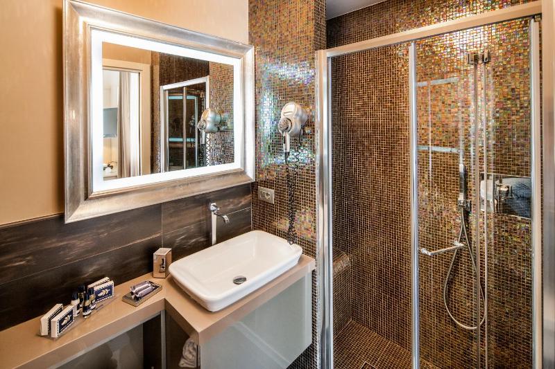 Double or Twin Room with City View image 3