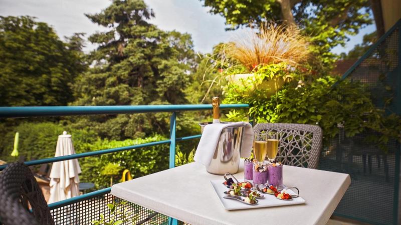 Superior King Room with Balcony image 4