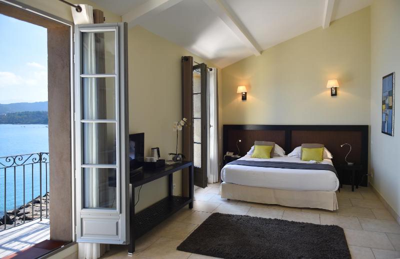 Deluxe Suite with Sea View image 2