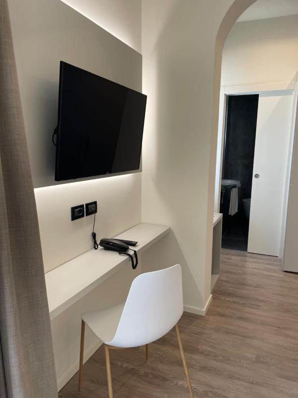 Standard Double Room image 3
