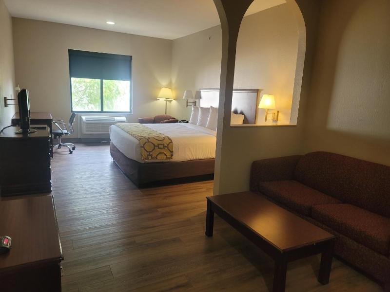 1 King Bed, Mobility Accessible Room, Bathtub w/ Grab Bars, Non-Smoking image 4