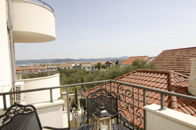Family-friendly apartments with swimming pool Murter - 16655 - image 2