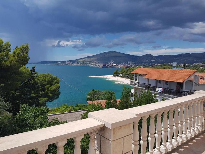 One-Bedroom Apartment with Terrace and Sea View image 2