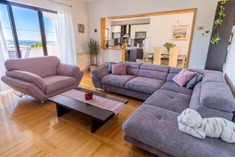 Three-Bedroom Apartment with Terrace and Sea View image 1
