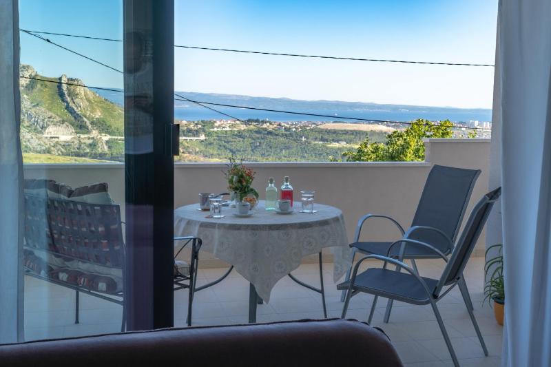 Three-Bedroom Apartment with Terrace and Sea View image 3