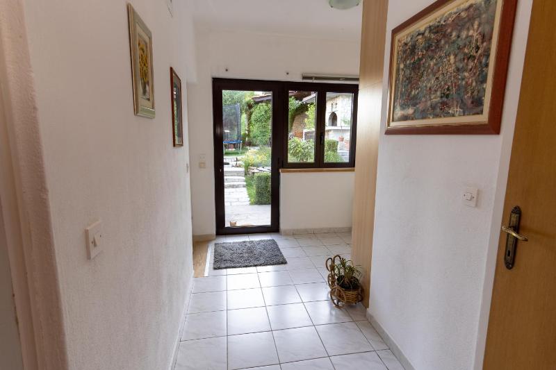 Three-Bedroom Apartment with Terrace and Sea View image 2