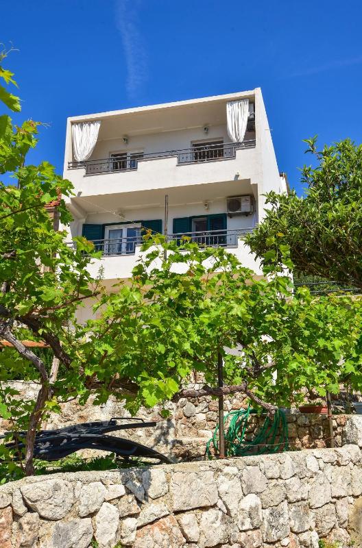 Apartments with parking space Igrane Makarska - 16878 - image 1