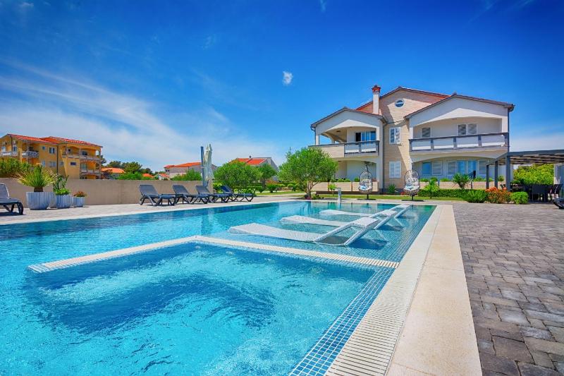 Family-friendly apartments with swimming pool Vir - Kozjak Vir - 18542 - image 31