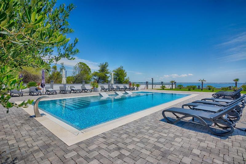 Family-friendly apartments with swimming pool Vir - Kozjak Vir - 18542 - image 27