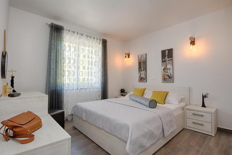 Family-friendly apartments with swimming pool Vir - Kozjak Vir - 18542 - image 4