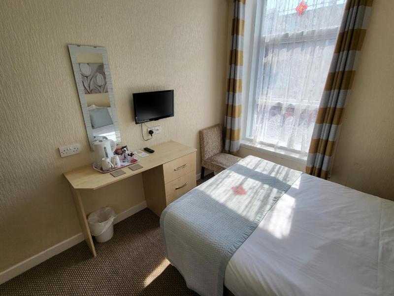 Standard Double Room image 3