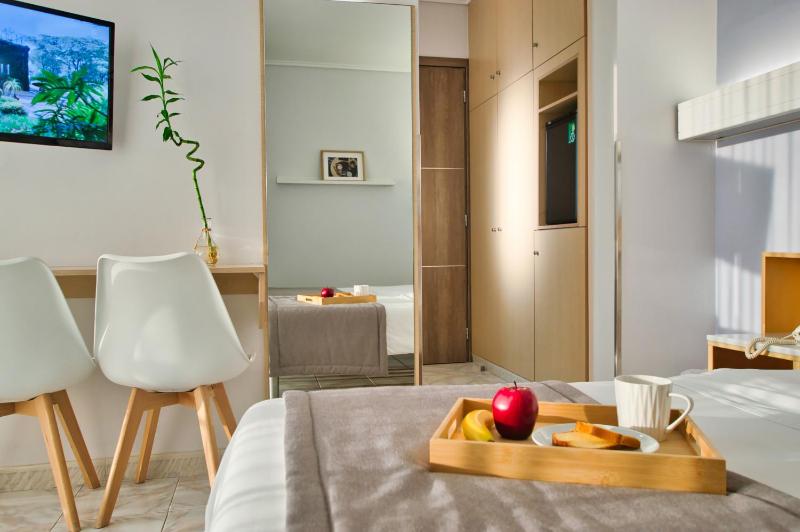 Twin Room with Extra Bed image 1