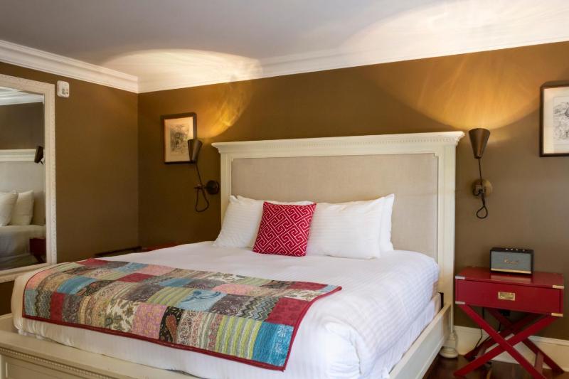 Queen Room 1 image 2
