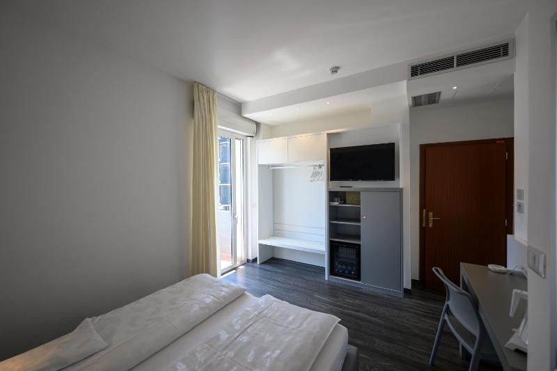 Double or Twin Room image 3