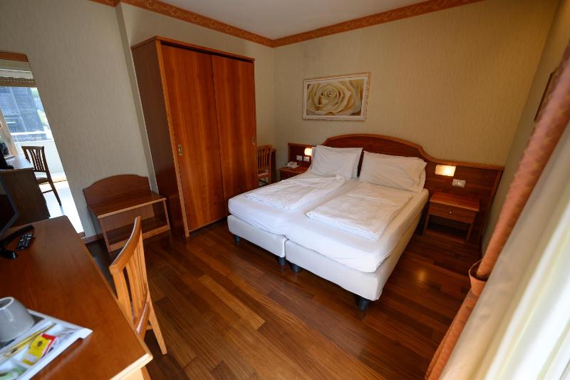 Standard Double or Twin Room image 4