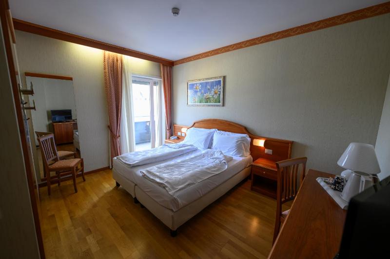 Standard Double or Twin Room image 3
