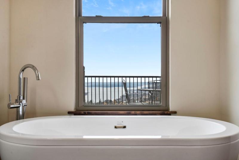Luxe Lodge Gaming Paradise W Breathtaking Lake Views Indoor Pool Close to SDC - image 48