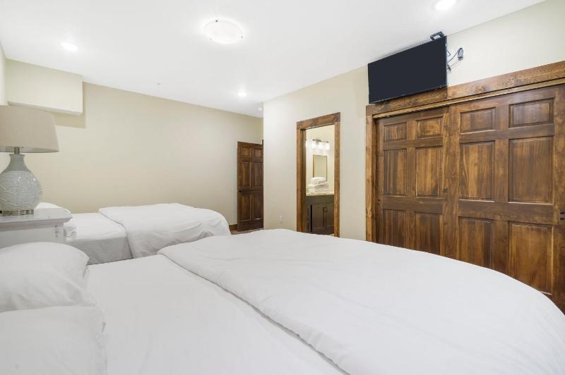 Luxe Lodge Gaming Paradise W Breathtaking Lake Views Indoor Pool Close to SDC - image 10