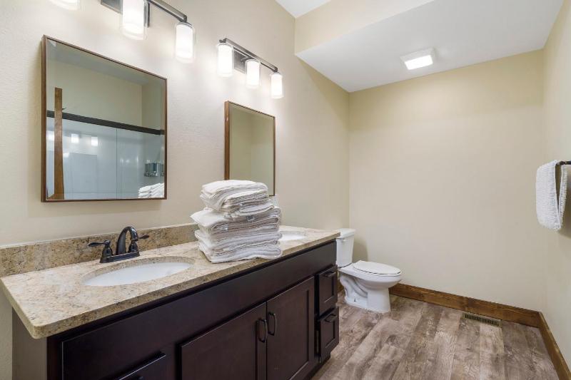 Luxe Lodge Gaming Paradise W Breathtaking Lake Views Indoor Pool Close to SDC - image 37