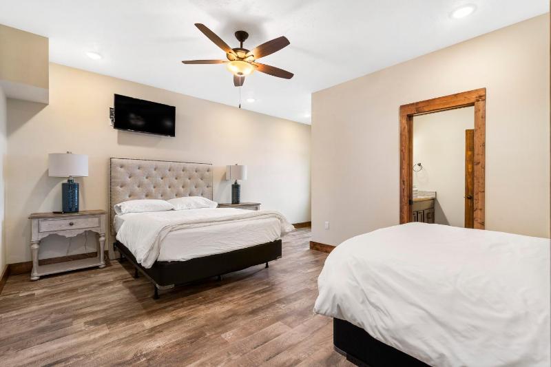 Luxe Lodge Gaming Paradise W Breathtaking Lake Views Indoor Pool Close to SDC - image 47
