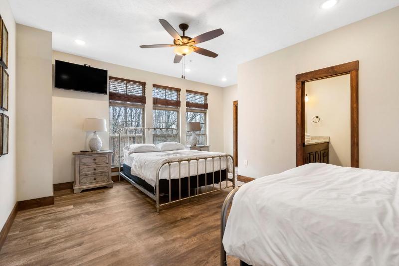 Luxe Lodge Gaming Paradise W Breathtaking Lake Views Indoor Pool Close to SDC - image 27