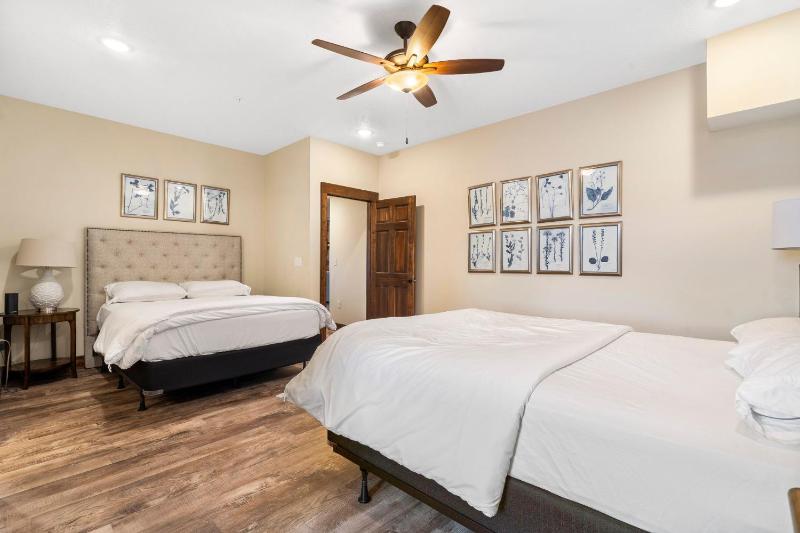 Luxe Lodge Gaming Paradise W Breathtaking Lake Views Indoor Pool Close to SDC - image 36