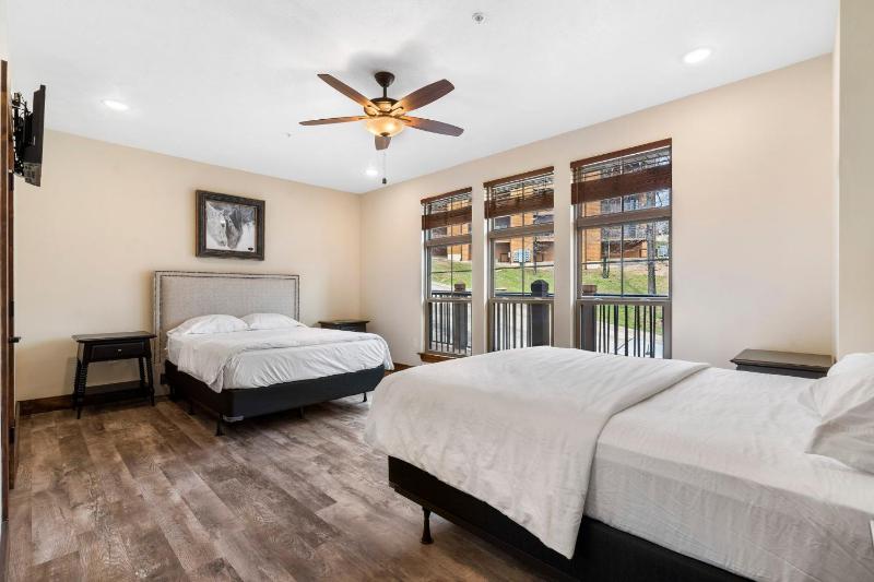 Luxe Lodge Gaming Paradise W Breathtaking Lake Views Indoor Pool Close to SDC - image 12